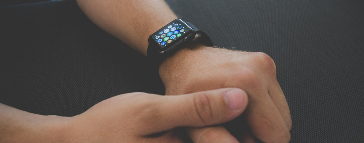 Combo Essential: Audífonos + Smartwatch